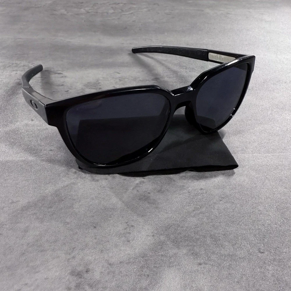 Oakley some cosmetic